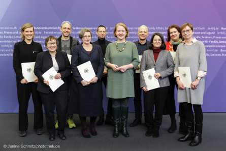 Lisa Paus mit den Expertinnen und Experten, die den Vierten Gleichstellungsbericht erstellen © Photothek/Janine Schmitz